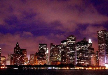 Un enorme cristal de un rascacielos cae sobre dos obreros en Nueva York