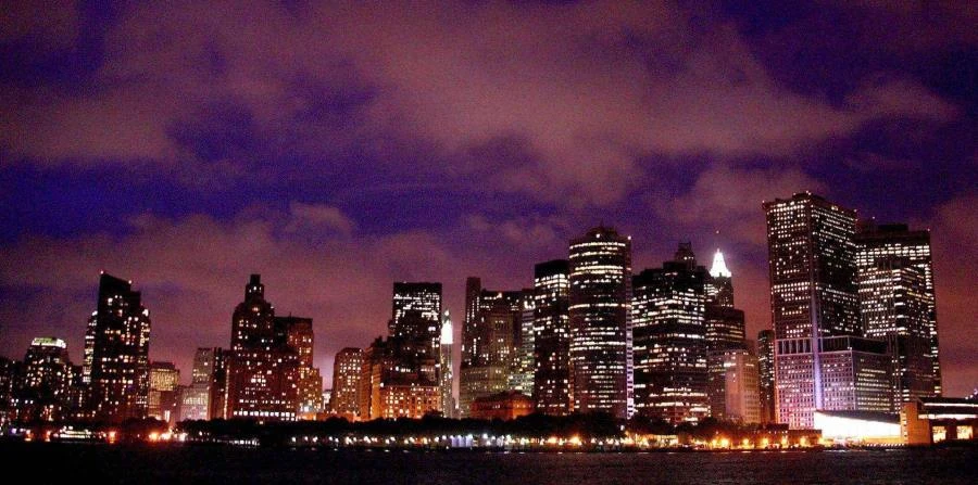 Un enorme cristal de un rascacielos cae sobre dos obreros en Nueva York